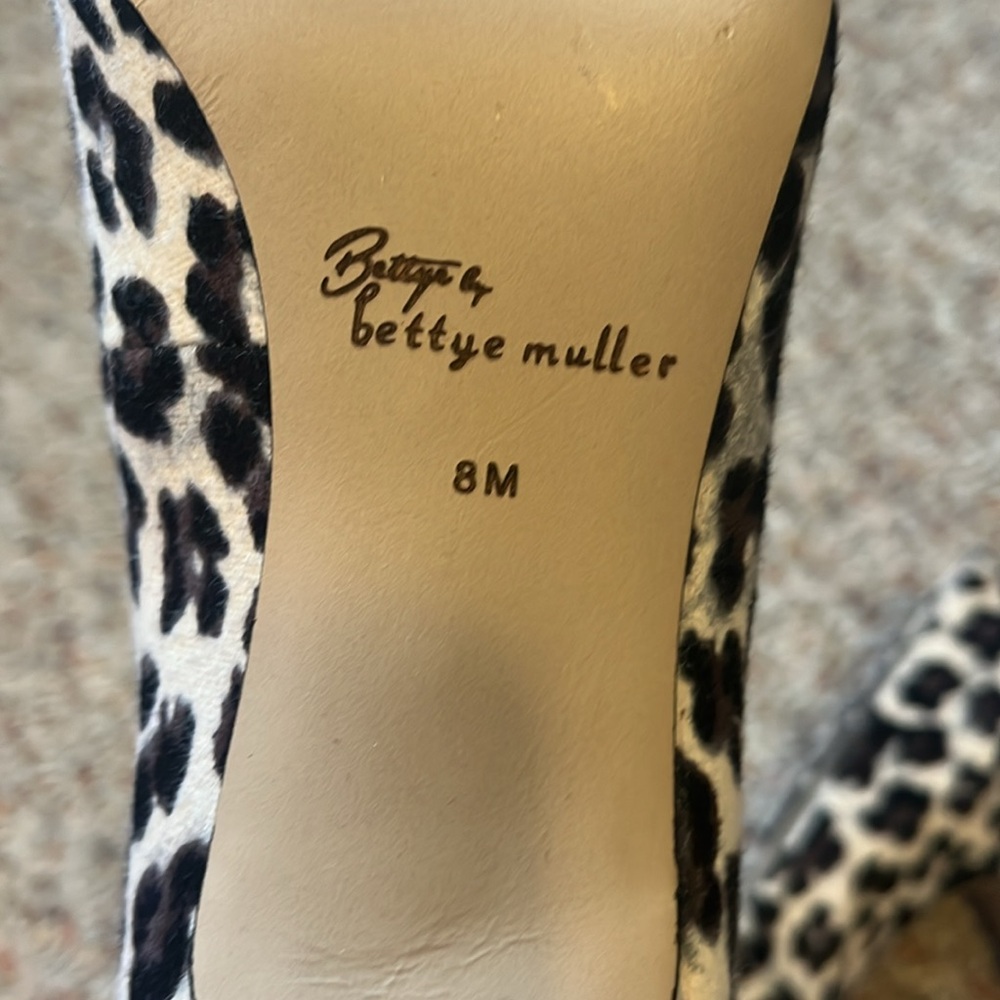 Bettye Muller Leopard Bow Heels Size 8 - Picture 12 of 14